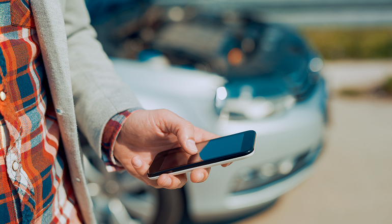 hombre llamando por telefono para ver si su aseguradora necesita el atestado para arreglar el vehículo